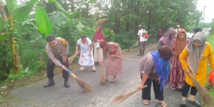 Bhabinkamtibmas Desa Parakanlima Laksanakan Kegiatan K3 “Ngosrek Bareng” Bersama Warga