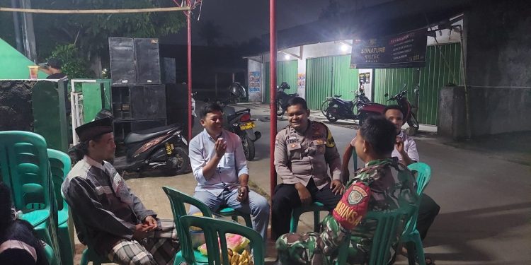 Kompak Jalin Silaturahmi dengan Warga Cipinang, Bhabinkamtibmas dan Babinsa Laksanakan Sambang