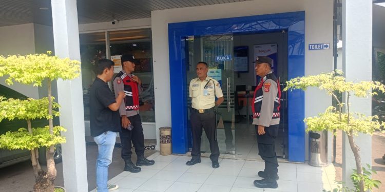 Polsek Cibatu Patroli ke BRI dan SPBU, Pastikan Situasi Aman dan Kondusif