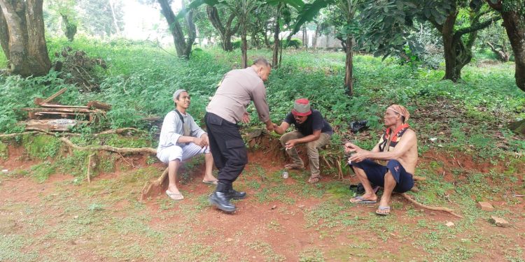 Sinergitas TNI-Polri, Bhabinkamtibmas dan Babinsa Desa Cijunti Sampaikan Himbauan Kamtibmas ke Warga