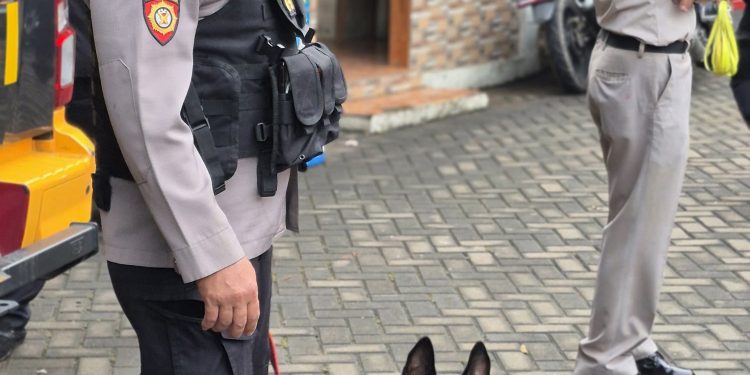 Pastikan Paskah Aman, Polres Purwakarta Lakukan Sterilisasi Gereja