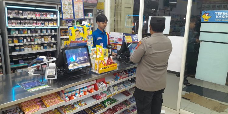 Sambang DDS Malam Hari Bhabinkamtibmas Desa Gurudug Sampaikan Pesan Kamtibmas Kepada Warga Binaan