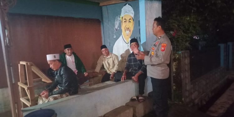 Bhabinkamtibmas lakukan kontrol ronda malam, ciptakan rasa aman di wilayah binaannya