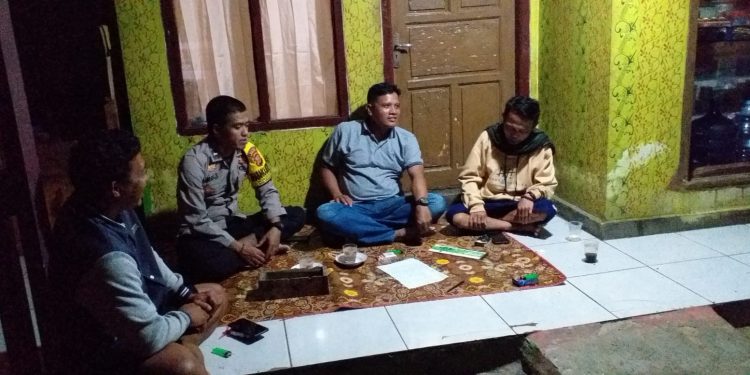 Jaga Kamtibmas Malam Hari, Bhabinkamtibmas Laksanakan Sambang ke Warga