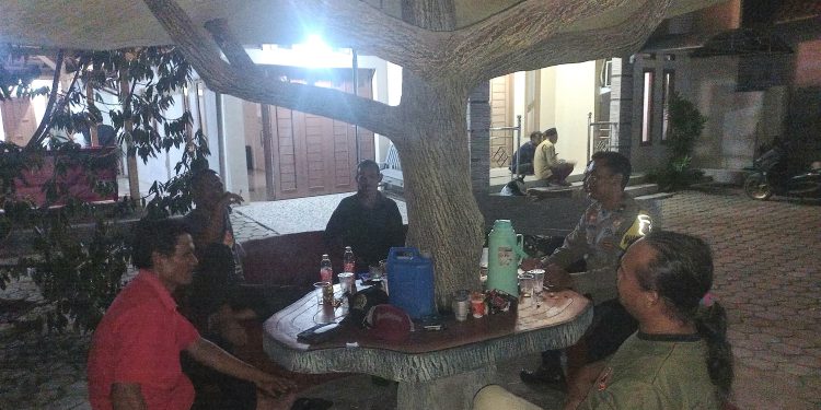 Bhabinkamtibmas Cibatu Aktif Sambangi Warga di Malam Hari, Jaga Kamtibmas dan Silaturahmi