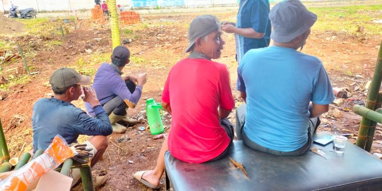 Dekatkan Diri dengan Masyarakat, Bhabinkamtibmas Polsek Bungursari Polres Purwakarta Anjangsana ke Komunitas Petani