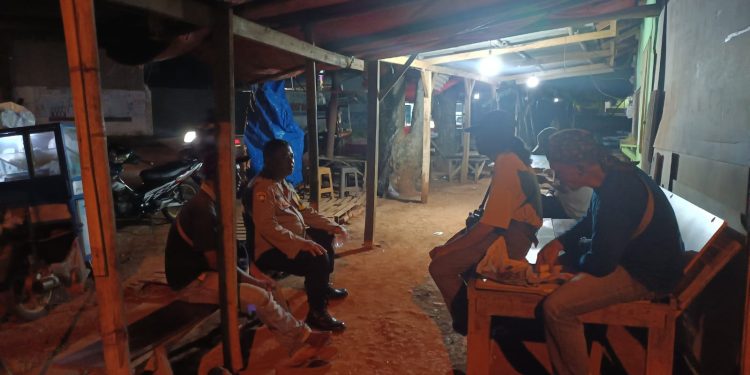 Dorong Partisipasi Warga, Bhabinkamtibmas Polsek Bungursari Polres Purwakarta Aktif dalam Kegiatan Binkamling Malam