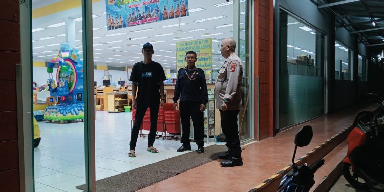 Bantu Bangun Rumah Warga, Bhabinkamtibmas Polsek Cibatu Tunjukkan Kepedulian Nyata