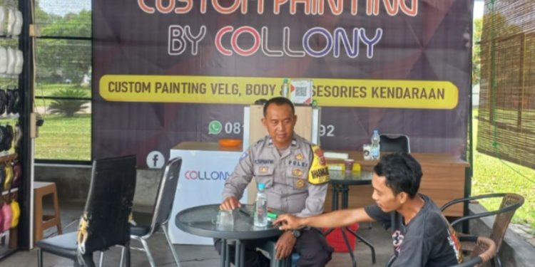 Dukung Perekonomian Warga, Bhabinkamtibmas Polsek Bungursari Polres Purwakarta Sambangi Pelaku UMKM