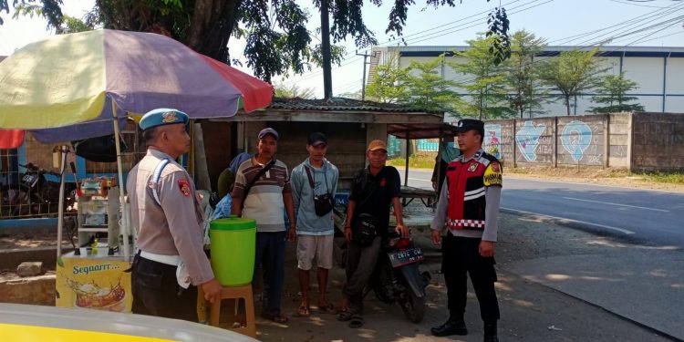 Bhabinkamtibmas Polsek Cibatu Bagi Pesan Kamtibmas Sambil Ngobrol Santai Dengan Warga