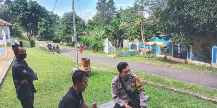 Menyapa Warga, Bhabinkamtibmas Desa Jatiluhur Laksanakan Sambang