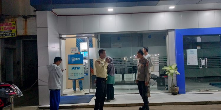 Polsek Sukatani Patroli Malam  Sambangi Objek Vital dalam perBank kan dan Pesan Kamtibmas.