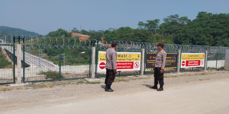 Polsek Darangdan Lakukan Patroli Rutin di Jalur Kereta Cepat KCIC