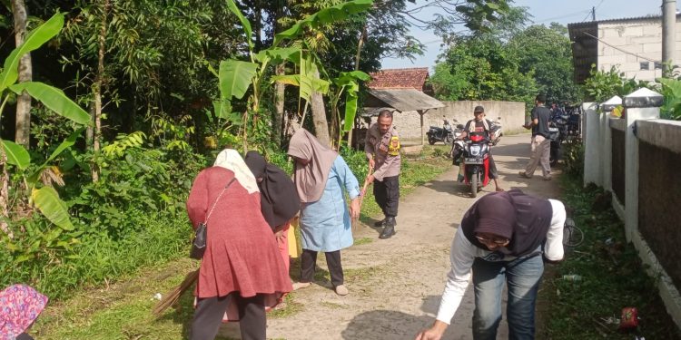 Bhabinkamtibmas Desa Karyamekar Ikut Serta dalam Kegiatan Jumat Bersih