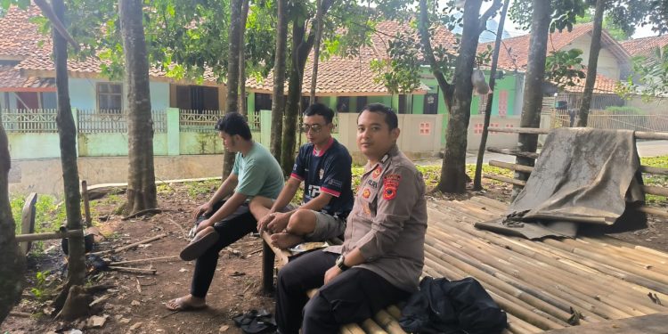 Sampaikan Pesan Kamtibmas, Personel Polsek Plered Rutin Lakukan Sambang Pos Kamling