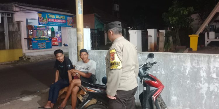 Berikan Binluh Bhabinkamtibmas Desa Parakan Salam Ingatkan Warga Untuk Waspada Curanmor