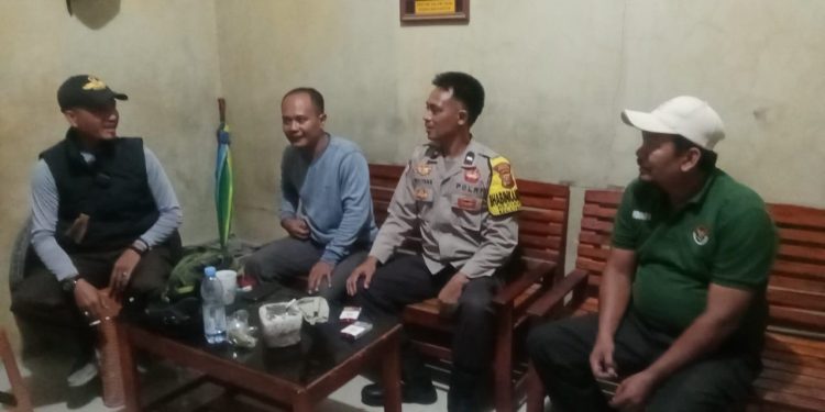 Bhabinkamtibmas Polsek Cibatu Sampaikan Pesan Kamtibmas Saat Sambangi Warga
