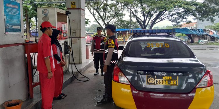Bhabinkamtibmas Polsek Cibatu Sampaikan Pesan Kamtibmas Saat Sambangi Warga