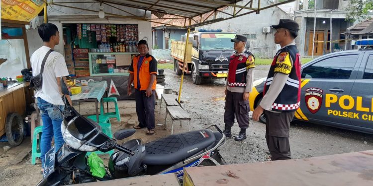 Bhabinkamtibmas Polsek Cibatu Sampaikan Pesan Kamtibmas Saat Sambangi Warga