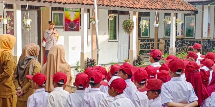 Kapolsek Kiarapedes Ipda Nopian Firmansyah S.H., M.H. Pimpin Upacara dan Berikan Pembinaan di SDN Sumbersari