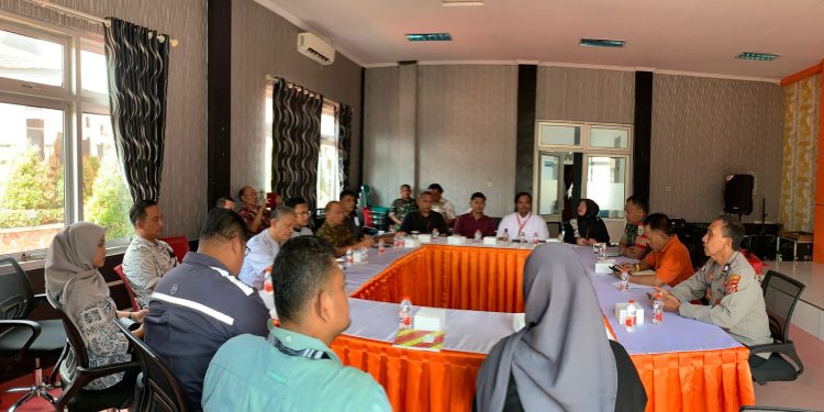 Bhabinkamtibmas dan Babinsa Patroli Keliling di Desa Cipinang, Kunjungi Pos Ronda