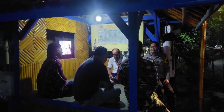 Bhabinkmtibmas dan Babinsa Patroli Keliling di Desa Cipinang, Kunjungi Pos Ronda