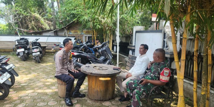 Lewat Sambang Masyarakat, Babinsa dan Bhabinkamtibmas Polsek Plered Sampaikan Hotline Pelayanan Polri 110.