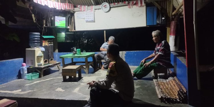 Bhabinkamtibmas Polsek Bungursari Polres Purwakarta Patroli Bersama Warga Saat Ronda Malam