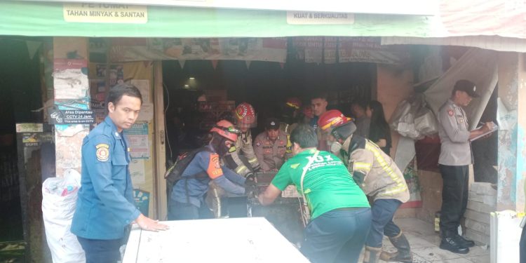 Polsek Cibatu Cek TKP Kebakaran Toko Frozen Food di Kampung Ciparungsari