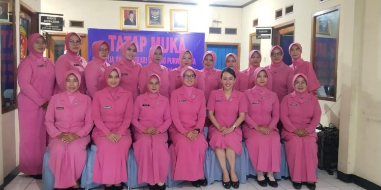 Ketua Bhayangkari Cabang Purwakarta Kunjungi Ranting Darangdan, Ajak Anggota Jaga Harmoni Keluarga dan Dukung Tugas Polri