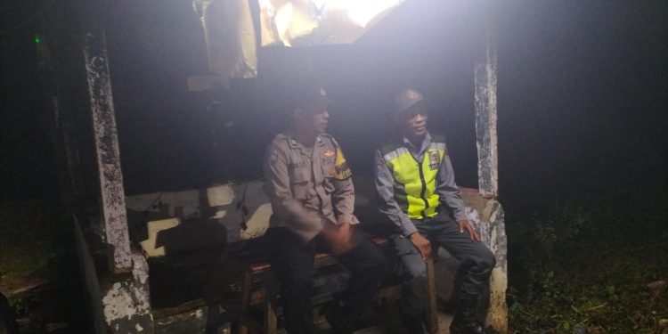 Bhabinkamtibmas Polsek Bungursari Polres Purwakarta Anjangsana ke Petugas Keamanan Perumahan di Malam Hari