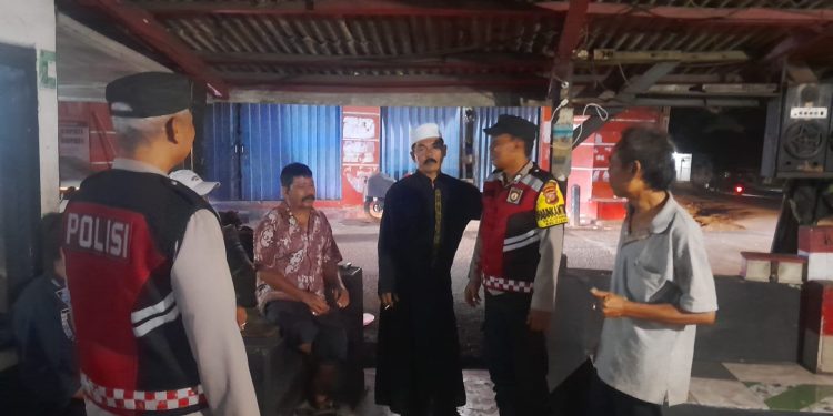 Wujudkan Harkamtibmas, TNI-Polri Kompak Sambangi Warga Desa Cipinang