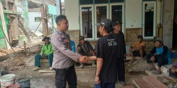 Bhabinkamtibmas Polsek Kiarapedes Polres Purwakarta melaksanakan sambang dengan warga masyarakat memberikan himbauan kamtibmas