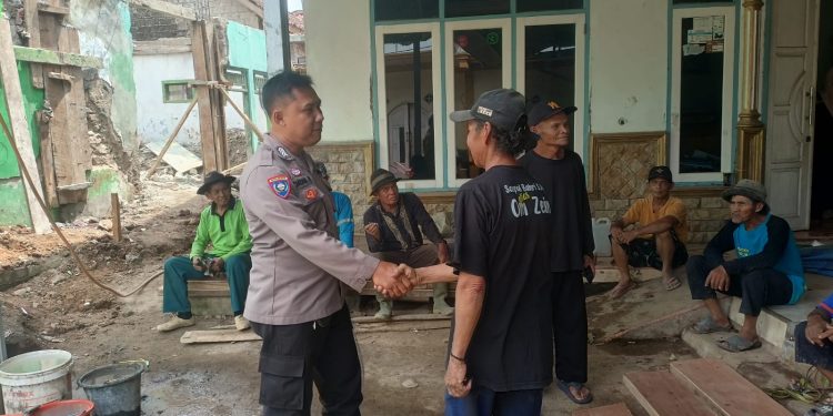 Bhabinkamtibmas Polsek Kiarapedes Polres Purwakarta melaksanakan sambang dengan warga masyarakat memberikan himbauan kamtibmas