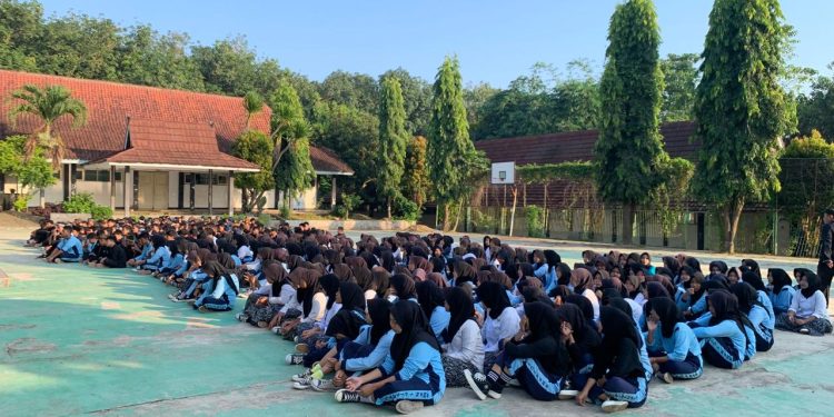Kapolsek Cibatu Sosialisasikan Larangan Mengendarai Kendaraan Bermotor Bagi Pelajar
