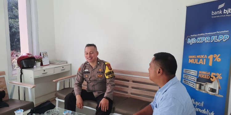 Jaga Kamtibmas, Bhabinkamtibmas Polsek Purwakarta Kota Lakukan Silaturahmi Ke Tokoh Masyarakat.