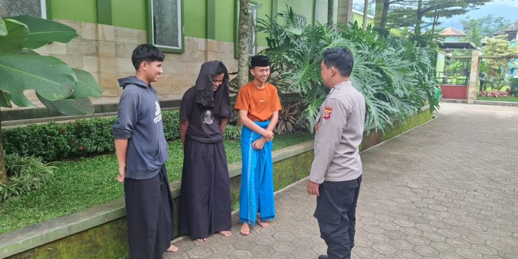 Bhabinkamtibmas Desa Nagrog Sambangi Santri Al-Hikamusalafiyah