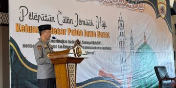 Personel Polres Purwakarta Ikuti Pelepasan Calon Jamaah Haji Keluarga Besar Polda Jabar