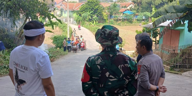 Sambang Bersama, Babinsa dan Bhabinkamtibmas Polsek Plered Serta Kades Dengar Keluhan Masyarakat