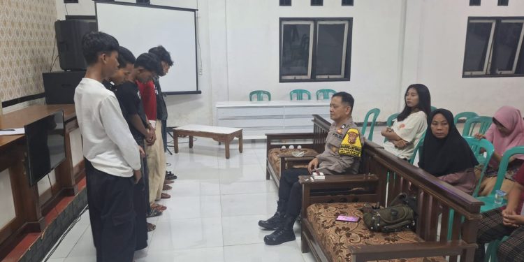 Pererat Silaturahmi, Kapolsek Pasawahan AKP Gugun Gunadi SH MM Bersama Bhabinkamtibmas Sambang Ke Kepala Desa Sukajadi
