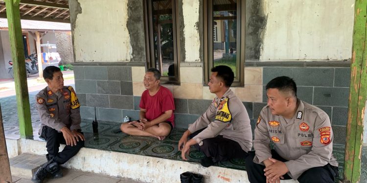 Kapolsek Cibatu Laksanakan Sambang ke Warga Desa Cibatu, Warga Sambut Hangat Kehadiran Polisi
