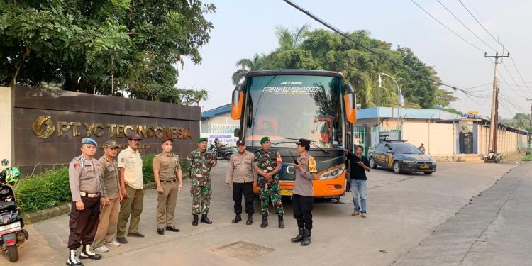 Polsek Cibatu Laksanakan Pengamanan dan Pengawalan Keberangkatan Buruh Ikuti Aksi Mayday ke Monas