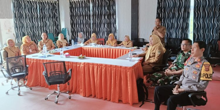 Kanit Binmas Polsek Cibatu Ngosrek Bareng Warga Bersihkan Bahu Jalan