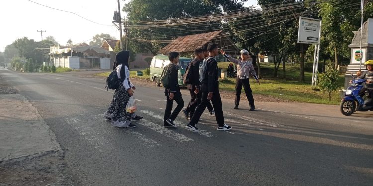 Polsek Cibatu Aktif Sambang Malam, Warga Cipancur Dihimbau Jaga Kamtibmas