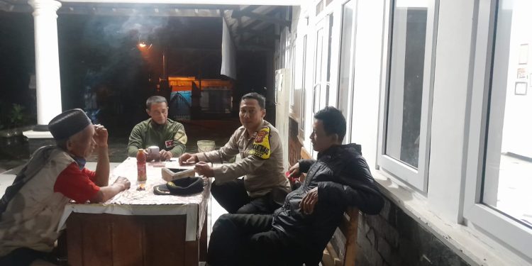 Polsek Cibatu Aktif Sambang Malam, Warga Cipancur Dihimbau Jaga Kamtibmas