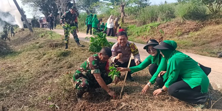 Bhabinkamtibmas Terus Peerat Hubungan Dengan Masyarakat Purwakarta Lewat Ngosrek Bareng.