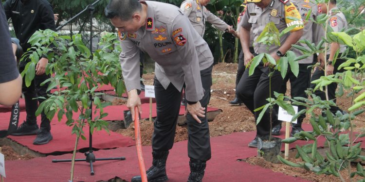 Sespimma Lemdiklat Polri Lakukan Penanaman Pohon Di Mapolres Purwakarta