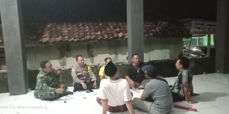 Sambangi Pemukiman Warga, TNI-Polri Cibatu Sampaikan Pesan Kamtibmas
