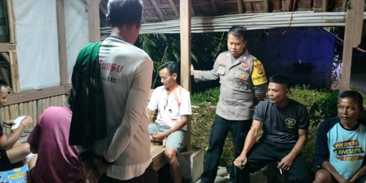Peran serta Bhabinkamtibmas dalam menjaga lingkungan setempat Bhbabinkamtibmas  Sambang desa binaan bersama warga sekitar