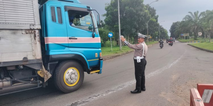 Polsek Bungursari Laksanakan Pengaturan Lalu Lintas, Tingkatkan Keselamatan Warga di Jalan